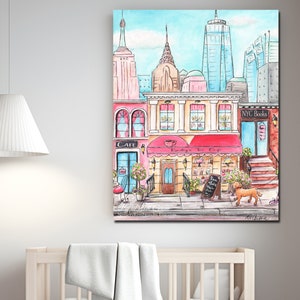 K&ouml;nnte beinhalten: Ein Aquarellbild einer Stadtstra&szlig;e mit Gesch&auml;ften und Geb&auml;uden. Die Geb&auml;ude sind in Rosa-, Gelb- und Blaut&ouml;nen gemalt. Es gibt ein Caf&eacute; mit einem Schild, auf dem "Cafe" steht, und ein Teegesch&auml;ft mit einem Schild, auf dem "Twisty Tea Cup" steht. Au&szlig;erdem gibt es eine Buchhandlung mit einem Schild, auf dem "NYC Books" steht. Ein brauner Hund geht die Stra&szlig;e entlang.