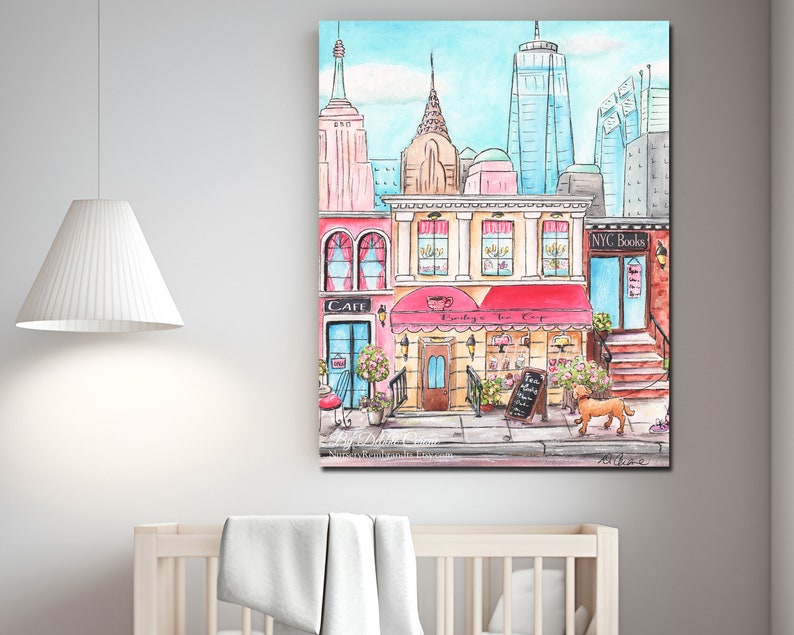 K&ouml;nnte beinhalten: Ein Aquarellbild einer Stadtstra&szlig;e mit Gesch&auml;ften und Geb&auml;uden. Die Geb&auml;ude sind in Rosa-, Gelb- und Blaut&ouml;nen gemalt. Es gibt ein Caf&eacute; mit einem Schild, auf dem "Cafe" steht, und ein Teegesch&auml;ft mit einem Schild, auf dem "Twisty Tea Cup" steht. Au&szlig;erdem gibt es eine Buchhandlung mit einem Schild, auf dem "NYC Books" steht. Ein brauner Hund geht die Stra&szlig;e entlang.