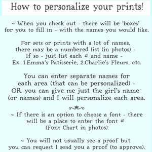 K&ouml;nnte beinhalten: Eine hellblaue Informationsgrafik mit schwarzem Text mit dem Titel How to personalize your prints! Sie enth&auml;lt Anweisungen zum Ausf&uuml;llen von Feldern mit Namen, zur Verwendung nummerierter Listen f&uuml;r Sets, zur Eingabe von Namen f&uuml;r Bereiche, zur Auswahl von Schriftarten und zur Anforderung von Korrekturabz&uuml;gen.