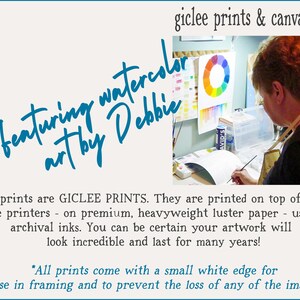 K&ouml;nnte beinhalten: Eine Werbegrafik f&uuml;r Gicl&eacute;e-Drucke und Leinw&auml;nde mit Aquarellkunst von Debbie. Das Bild enth&auml;lt Text und ein Foto einer Person, die an einem Schreibtisch malt, wobei im Hintergrund ein Farbkreis-Diagramm an der Wand zu sehen ist.