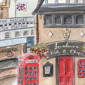 Puede incluir: Una ilustraci&oacute;n de acuarela de una escena callejera de Londres con una cabina telef&oacute;nica roja, un edificio con un letrero que dice "London's Fish & Chips", y un edificio con un letrero que dice "Paddington Station".