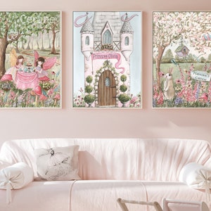 K&ouml;nnte beinhalten: Drei gerahmte Aquarelldrucke mit skurrilen Szenen. Einer zeigt Feen bei einer Teeparty, ein anderer ein rosa Schloss mit dem Text "Princess Olivia", und der dritte zeigt Kaninchen in einem Garten mit dem Schild "Madeline's Garden".