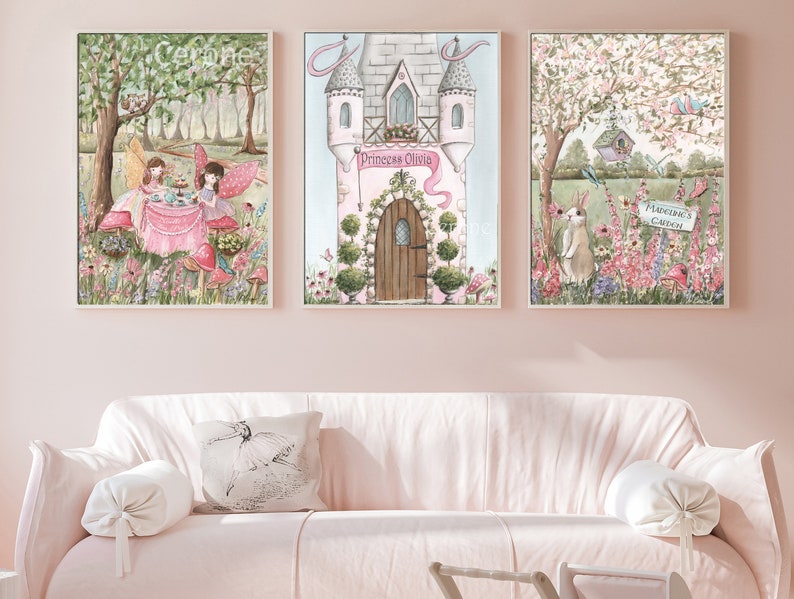 K&ouml;nnte beinhalten: Drei gerahmte Aquarelldrucke mit skurrilen Szenen. Einer zeigt Feen bei einer Teeparty, ein anderer ein rosa Schloss mit dem Text "Princess Olivia", und der dritte zeigt Kaninchen in einem Garten mit dem Schild "Madeline's Garden".