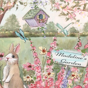 Puede incluir: Una pintura de acuarela de una escena de jard&iacute;n con un conejo marr&oacute;n, una casita de p&aacute;jaros azul, flores rosas y un cartel que dice "El jard&iacute;n de Madeline".