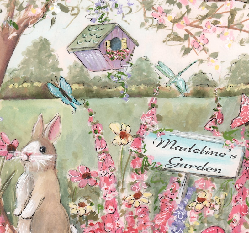 Puede incluir: Una pintura de acuarela de una escena de jard&iacute;n con un conejo marr&oacute;n, una casita de p&aacute;jaros azul, flores rosas y un cartel que dice "El jard&iacute;n de Madeline".