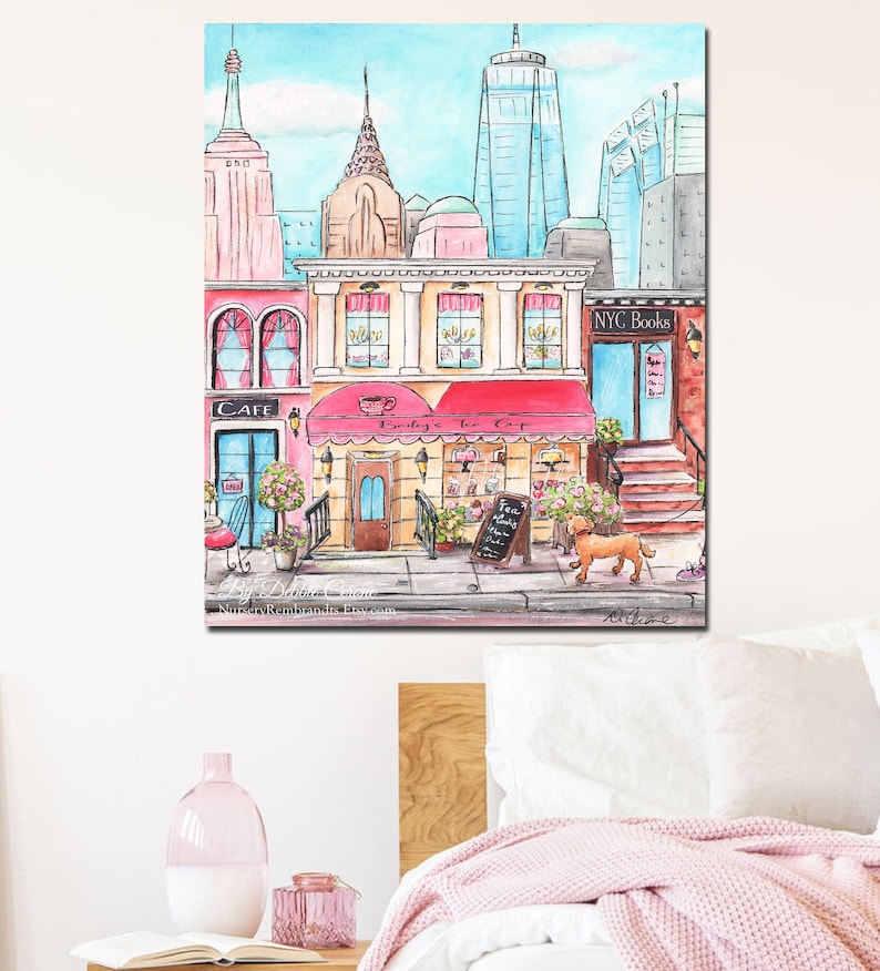 K&ouml;nnte beinhalten: Ein Aquarellbild, das eine Stra&szlig;enszene in der Stadt mit Geb&auml;uden, Gesch&auml;ften und einem Hund zeigt. Die Gesch&auml;fte sind ein Caf&eacute; und ein Teegesch&auml;ft. Das Teegesch&auml;ft hat eine rote Markise mit der Aufschrift "Bailey's Tea Cup". Der Hund ist braun und wei&szlig; und geht die Stra&szlig;e entlang. Die Geb&auml;ude sind in Rosa, Gelb und Blau gestrichen. Der Himmel ist blau mit wei&szlig;en Wolken.