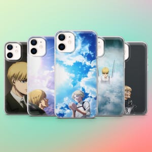 Op de afbeelding: Een verzameling doorzichtige telefoonhoesjes met anime-personagekunst. De hoesjes tonen verschillende scènes met een blond personage tegen achtergronden van blauwe luchten en wolken. De hoesjes zijn ontworpen voor een smartphone.
