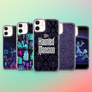Könnte beinhalten: Eine Sammlung von fünf Handyhüllen mit verschiedenen Designs. Die Hüllen zeigen Bilder und Text von "The Haunted Mansion". Zu den Designs gehören ein lila Damastmuster, Charaktere und das Logo der Attraktion. Die Hüllen sind transparent mit schwarzen und lila Grafiken.