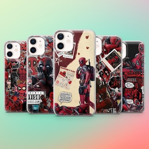 Puede incluir: Cinco fundas para teléfono con diseños de Deadpool. Las fundas muestran varias imágenes del personaje, incluyendo poses de acción y arte estilo cómic. La combinación de colores es predominantemente roja y negra.