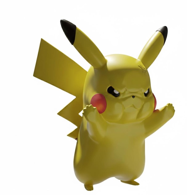 Op de afbeelding: Een gele Pikachu-figuur met een boze uitdrukking. De figuur heeft zwartgepunte oren, rode wangen en een bliksemvormige staart. De armen zijn geheven en het lijkt in een vechthouding te staan. De achtergrond is wit.