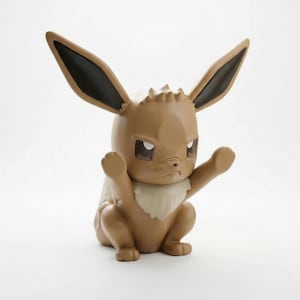 Op de afbeelding: Een bruin Eevee-beeldje met grote, puntige oren met zwarte punten en een cr&egrave;mekleurige kraag. Het beeldje staat in een hurkende pose met de armen omhoog. De ogen zijn donker en de uitdrukking is serieus.