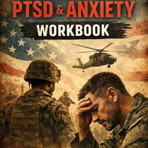Może przedstawiać: Okładka książki z tytułem "VETERANS PTSD & ANXIETY WORKBOOK" w białych i czerwonych literach. Obraz przedstawia żołnierzy, helikopter i amerykańską flagę w tle. Okładka zawiera również tekst o strategiach radzenia sobie, ćwiczeniach samopomocy i narzędziach uzdrawiania.