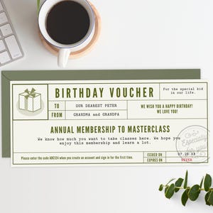 Chèque-cadeau d&#39;anniversaire, modèle de chèque-cadeau, 4 x 9,25 coupons modernes modifiables en vert à faire soi-même pour offrir une expérience, modifier sur Corjl