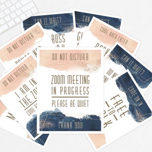 Può includere: Un set di dieci cartelli stampabili con uno sfondo ad acquerello in tonalità di blu e rosa con accenti dorati. I cartelli presentano diverse frasi da utilizzare durante una riunione Zoom, come "Non disturbare", "Riunione Zoom in corso", "Può aspettare?", "Torna più tardi", "Libero di parlare", e "Sono nella zona".