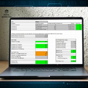 Könnte beinhalten: Ein Laptop zeigt eine Tabelle mit den Kosten für 3D-gedruckte Teile, einschließlich Filament, Hardware und Betriebskosten. Der Bildschirm zeigt Daten für Zubehör, Teile und Ausfallraten, mit einem digitalen Download-Logo.