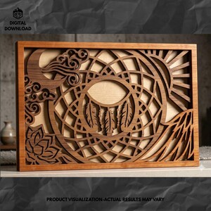 Pode incluir: Arte de parede de apanhador de sonhos em madeira com um design em camadas. A obra de arte apresenta uma lua crescente, nuvens, penas e um sol. A moldura é castanha quente e as camadas internas são de um tom de madeira mais claro. O texto "DIGITAL DOWNLOAD" é visível.