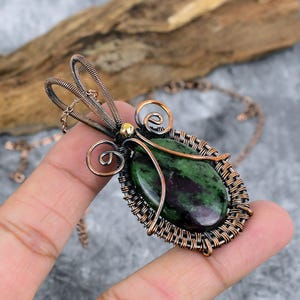 Colgante de rubí zoisita natural envuelto en alambre, joyería de cobre, collar de piedras preciosas verdes y moradas, regalo bohemio hecho a mano