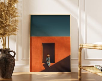 Grafika z kobietą w drzwiach | Plakat z fotografią filmową | Grafika ścienna w kolorze terakotowym i turkusowym | Minimalistyczna dekoracja z postacią