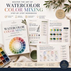 Op de afbeelding: Een werkboek voor het mengen van aquarelverf getiteld The Ultimate Watercolor Color Mixing Laboratory, met een kleurenwiel op de kaft, open pagina's met instructietekst, kleurenschema's, een verfpalet en een penseel op een witte ondergrond.