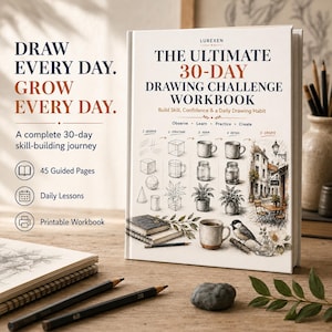 Può includere: Un manuale con copertina rigida bianca intitolato The Ultimate 30-Day Drawing Challenge Workbook di Lurexen. La copertina presenta schizzi didattici di forme geometriche, tazze, piante e una scena di strada con 45 pagine guidate.