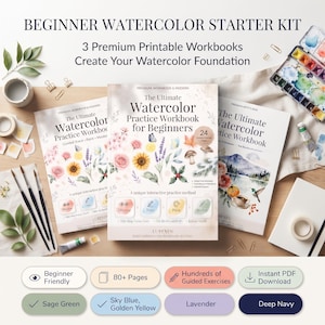 Pode incluir: Um kit inicial de aquarela para iniciantes com três cadernos de exercícios imprimíveis intitulados The Ultimate Watercolor Practice Workbook for Beginners, cercados por tintas, pincéis e clipes sobre madeira.