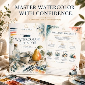 Può includere: Un manuale e guida di benvenuto Lurexen Watercolor Academy Level 2 Watercolor Creator. La copertina presenta una bottiglia di vetro, una tazza in ceramica, una pera e pennelli. Il testo include Master Watercolor With Confidence e Welcome To Level 2.