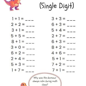 Op de afbeelding: Een wit werkblad met optelsommen met één cijfer en dinosaurusillustraties. De tekst luidt "Addition Practice (Single Digit)" met vergelijkingen zoals 1+1=___. Een tekstballon zegt: "Waarom was de dinosaurus altijd kalm tijdens de wiskundeles? Hij wist hoe hij op zijn klauwen moest tellen!"