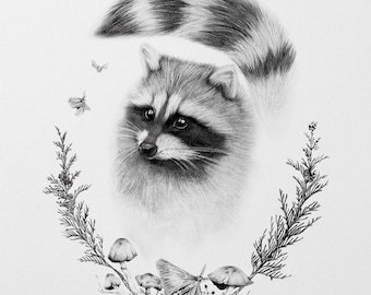 Peut inclure: Un dessin au graphite en noir et blanc représentant un raton laveur à la queue rayée, encadré par une couronne délicate de brindilles botaniques, de petits champignons et deux papillons de nuit, avec des ombres douces sur fond blanc.