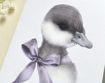 Peut inclure: Un dessin au crayon détaillé sur papier blanc représentant un caneton duveteux au pelage gris et blanc doux. Le caneton porte un ruban lavande lisse et proéminent noué en boucle autour du cou, rendu avec un ombrage délicat et précis.