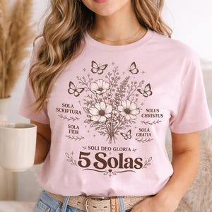 Camiseta Mujer Cristiana "5 Solas" Español | Regalo Teología Reformada | Ropa Evangélica Suave y Duradera image 4