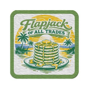 Puede incluir: Posavasos cuadrado con borde verde. Presenta una pila de panqueques con mantequilla y jarabe derritiéndose, sobre un fondo de playa tropical con palmeras. El texto dice "Flapjack of All Trades".