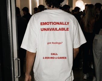 Koszulka z nadrukiem "Emocjonalnie Niedostępny" w dużym rozmiarze, zabawna koszulka z grafiką, koszulka z nadrukiem na plecach, minimalistyczna koszulka w stylu streetwear, unisexowa bawełniana koszulka