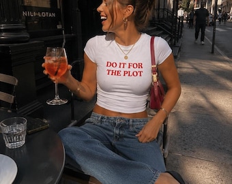 Koszulka dla niemowląt „Do It For The Plot”, zabawna koszulka z grafiką, dopasowany krótki top damski, modna koszulka dla pokolenia Z, estetyczna minimalistyczna koszulka, prezent dla niej