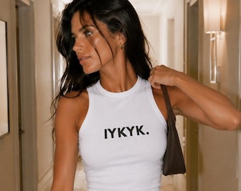 IYKYK Racer Tank Top | Minimalistyczny, graficzny top z tekstem