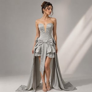 Abito con corsetto argentato, strascico removibile, fiocco in vita, abito in raso senza spalline