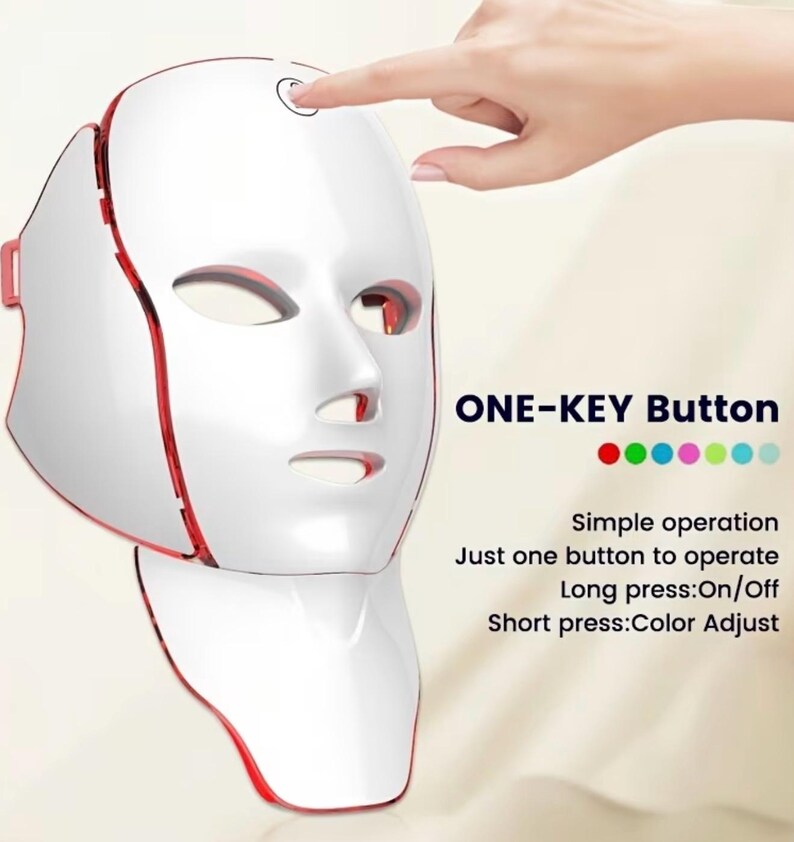 K&ouml;nnte beinhalten: Eine wei&szlig;e LED-Lichttherapiemaske mit roten Akzenten und einem einzigen Knopf. Die Maske hat &Ouml;ffnungen f&uuml;r Augen, Nase und Mund. Der Text auf dem Bild lautet "ONE-KEY Button" und "Simple operation".