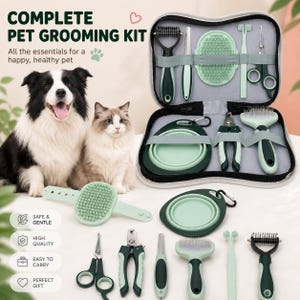 Peut inclure: Un kit de toilettage complet pour animaux comprenant un chien noir et blanc et un chat à côté d'une trousse zippée contenant divers outils. Le kit inclut des brosses, des coupe-griffes, des ciseaux, un peigne et des bols pliables vert sauge.