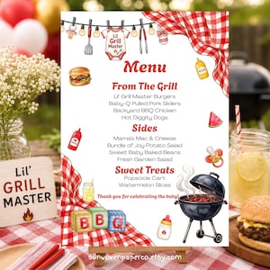 Op de afbeelding: Een babyshower-menu met een barbecue-thema. Het menu bevat hamburgers, pulled pork en bijgerechten. Het ontwerp heeft een rood-wit geblokt patroon, illustraties met babythema en de tekst "Lil' Grill Master."