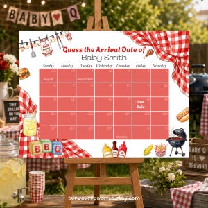 Puede incluir: Un calendario de baby shower con un diseño a cuadros rojos y blancos, con el texto "Adivina la fecha de llegada del bebé Smith". El calendario incluye ilustraciones de artículos de barbacoa y el texto "Baby Q is Brewing."