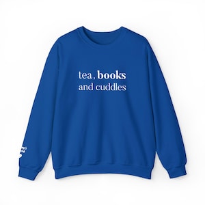 Broderad tröja med te, böcker och mysmotiv