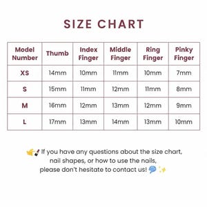 以下が含まれることがあります： ミリメートル単位のネイルサイズのサイズチャート。XS、S、M、Lのサイズがあり、親指、人差し指、中指、薬指、小指の測定値を詳細に示しています。下部のテキストは、質問がある場合は連絡するように促しています。