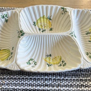 Vintage handbemalte Zitronen-Servierplatte aus Keramik, 3-teiliges Jakobsmuschel-Tablett (Form von 1935)
