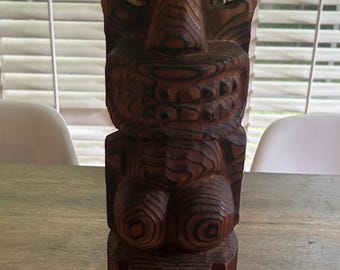 Tallado de madera Tekoteko maorí antiguo – Estatua tribal de guardián tallada a mano de 45 cm con ojos de concha.