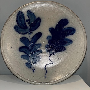 Vintage handgjuten studiokeramiktallrik – Mashiko-stil koboltfärgad botanisk stengods