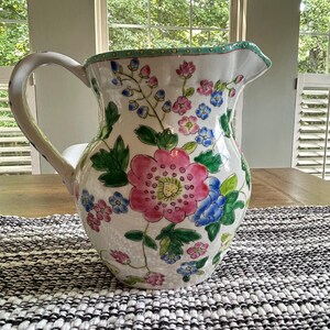Vintage Famille Rose porseleinen kan, handbeschilderde keramische kan met bloemenmotief en turquoise rand.