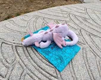 Peluche dragon violet Jellycat - Adorable peluche dragon volant couché doux, cadeau de compagnon apaisant en peluche courte de 50 cm