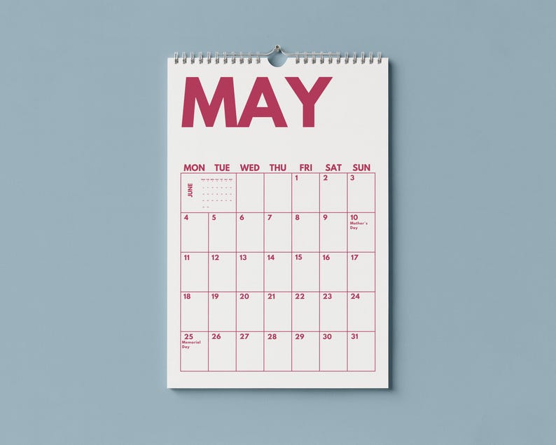 Pu&ograve; includere: Un calendario da parete per il mese di maggio con sfondo bianco e testo rosa scuro. Il calendario presenta una griglia con i giorni della settimana da luned&igrave; a domenica, incluse le date dall'1 al 31, e note per la festa della mamma e Memorial Day.