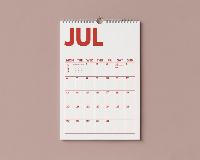 Pu&ograve; includere: Un calendario da parete che mostra il mese di luglio in grandi lettere rosse nella parte superiore. La griglia mostra i giorni della settimana da luned&igrave; a domenica, con date numerate da 1 a 31 in rosso. Il testo Independence Day &egrave; il 4 luglio.