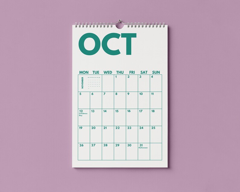 Pu&ograve; includere: Un calendario da parete bianco con testo e linee della griglia color verde acqua. La parte superiore mostra il mese come OCT in grandi lettere. La griglia del calendario mostra i giorni della settimana dal luned&igrave; alla domenica, numerati da 1 a 31.