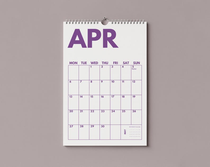 Pu&ograve; includere: Un calendario da parete per il mese di aprile con sfondo bianco e testo e linee della griglia di colore viola. Il calendario mostra i giorni della settimana da luned&igrave; a domenica, con date numerate da 1 a 30 e una piccola anteprima di maggio.